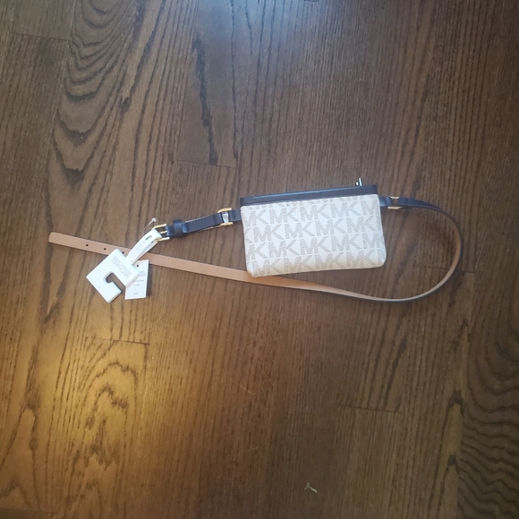 Michael Kors Logo Belt bag New with tags - Picture 2 of 4